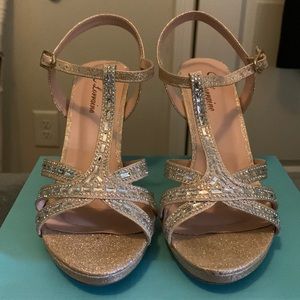 Women’s nude sparkly heel. Women’s 8.5. Champagne